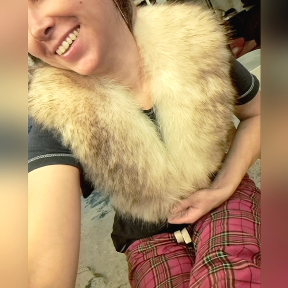 Real fur scarf shawl wrap, white fur with black tips, 40.5 inches long - Picture 14 of 15